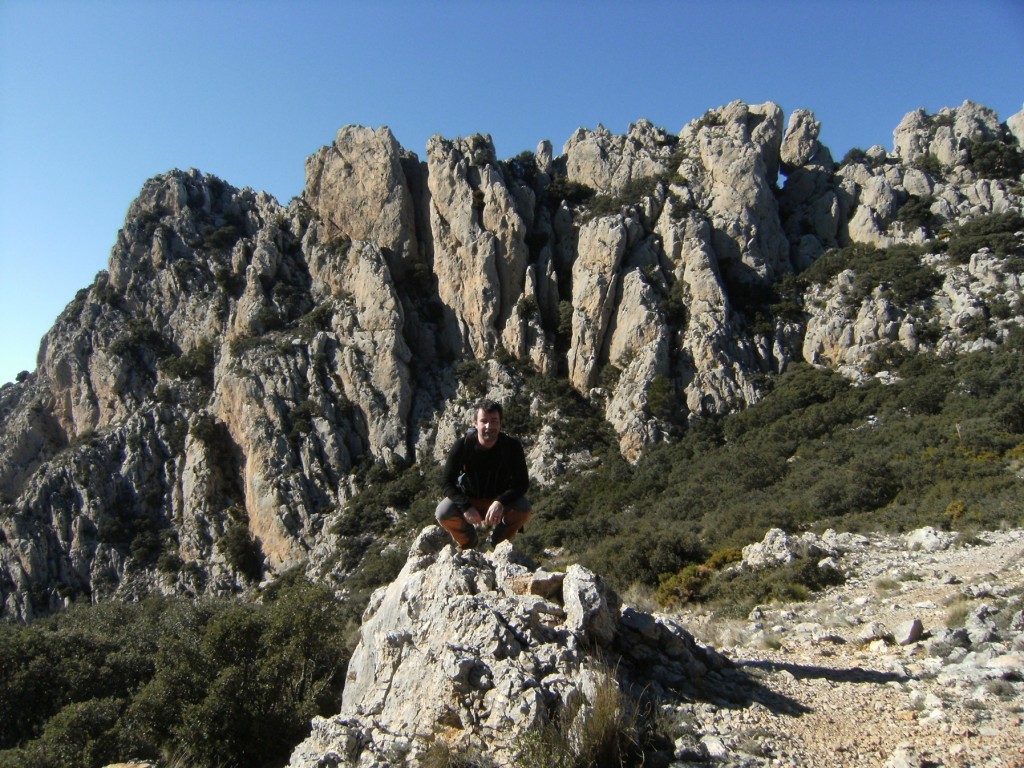 Joaquín y detrás la cima oeste del Puig Campana